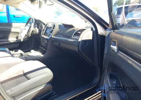 2019 Chrysler 300 Touring z USA, uszkodzony, nr VIN 2C3CCAAG8KH660344